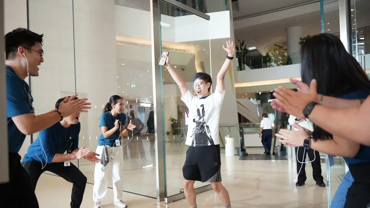 Apple Store ICONSIAM Launches iPhone Duo Foldable