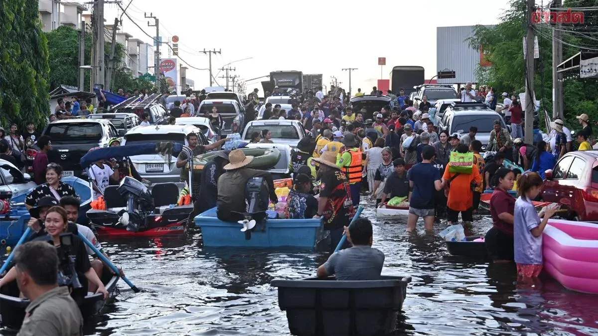 Residents Wade Through Floodwaters in Lad Krabang to Get Food
